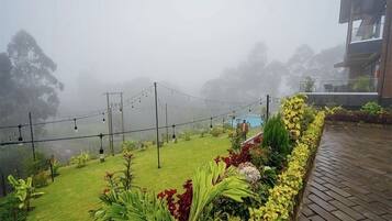 Habitación Deluxe doble, vistas a la montaña | Jardines del alojamiento
