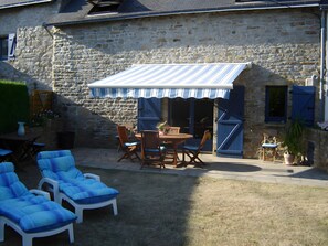 Outdoor dining - Les Hortensias: Characterful 17th-Century House 300m from the Sea (Séné)