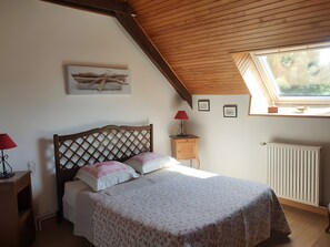 Room - Les Hortensias: Characterful 17th-Century House 300m from the Sea (Séné)