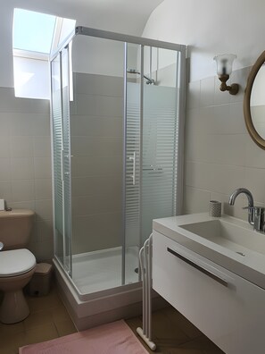 Bathroom - Les Hortensias: Characterful 17th-Century House 300m from the Sea (Séné)