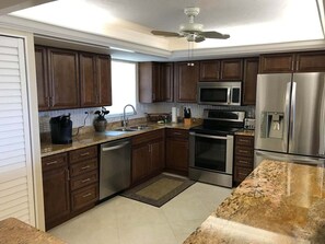 Wasserkocher mit Kaffee-/Teezubehör, Kühlschrank, Mikrowelle, Ofen
