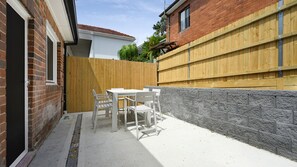 Outdoor dining - Barefoot Bondi your Sydney Escape (Bondi)