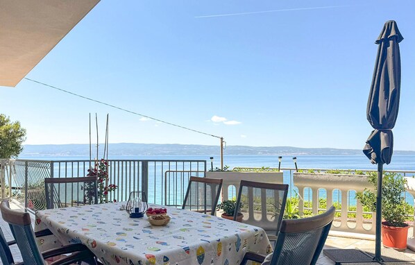 Outdoor dining - Beautiful apartment in Jesenice (Dugi Rat) (Jesenice (Dugi Rat))