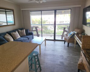 TV - Wright Time for the Beach - Adorable, Sleeps 6! Located on Seawall Blvd! Across from Babe's Beach! (Galveston)