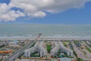Beach nearby - Wright Time for the Beach - Adorable, Sleeps 6! Located on Seawall Blvd! Across from Babe's Beach! (Galveston)