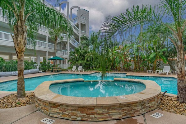 A heated pool - Wright Time for the Beach - Adorable, Sleeps 6! Located on Seawall Blvd! Across from Babe's Beach! (Galveston)