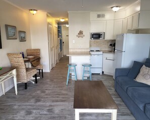 TV - Wright Time for the Beach - Adorable, Sleeps 6! Located on Seawall Blvd! Across from Babe's Beach! (Galveston)