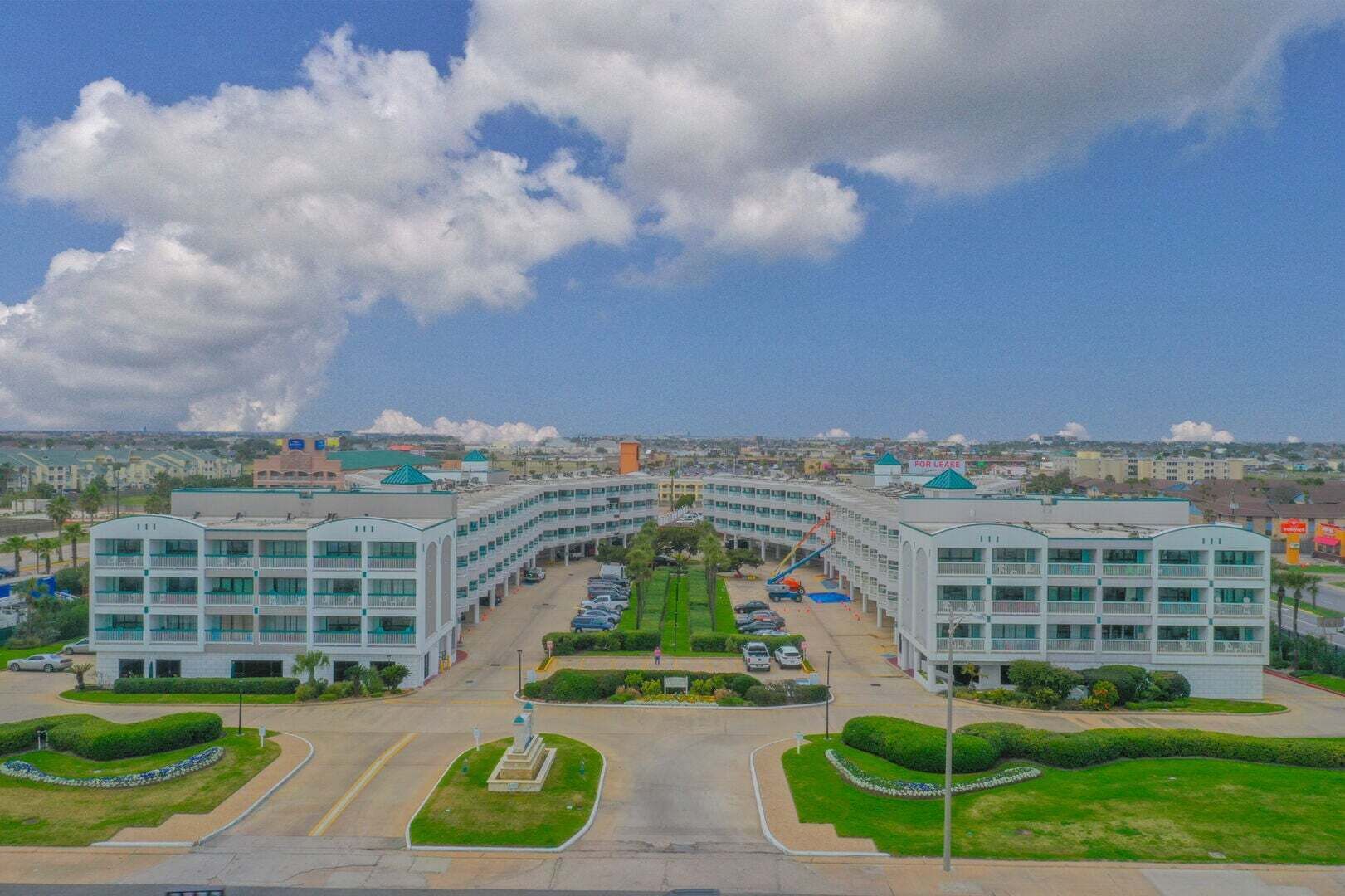 Exterior - Wright Time for the Beach - Adorable, Sleeps 6! Located on Seawall Blvd! Across from Babe's Beach! (Galveston)