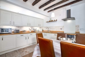 Fridge, microwave, oven, stovetop - Roseworth Cottage Sleeps 6 & Bistro Patio (Whitby)