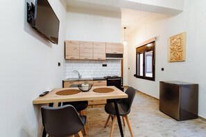 Comfort-Apartment | Essbereich im Zimmer