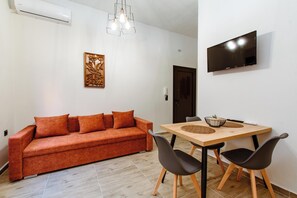 Comfort-Apartment | Wohnbereich | 32-Zoll-Smart-TV mit Kabelempfang