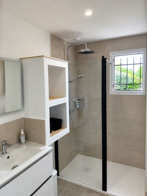 Shower, hair dryer, towels, soap - Vrbo Property (Longeville-sur-Mer)