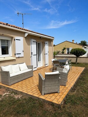 Outdoor dining - Vrbo Property (Longeville-sur-Mer)