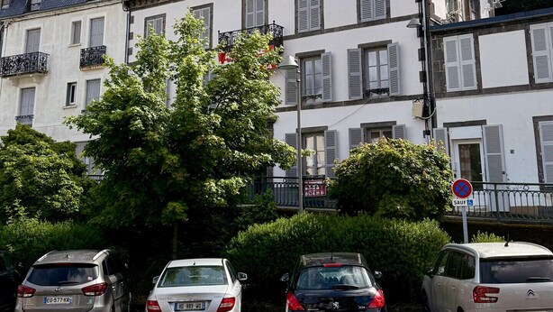 Een meerlaags gebouw in traditionele Europese stijl, met een steile dakschild en dakkapellen.