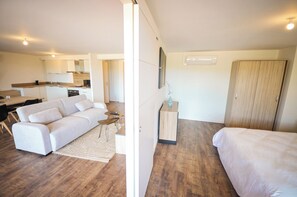 Un intérieur moderne comprenant un canapé, une petite table, un meuble et une armoire.