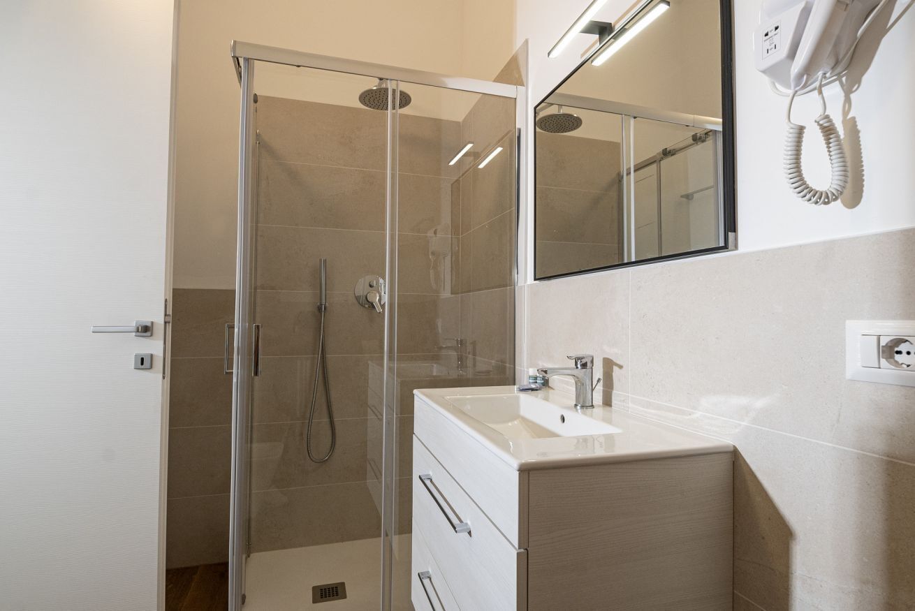Shower, bidet, towels, shampoo