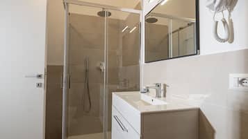 Shower, bidet, towels, shampoo
