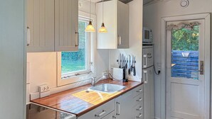 Private kitchen - Stunning home in Kirke Hyllinge with WiFi (Kirke Hyllinge)