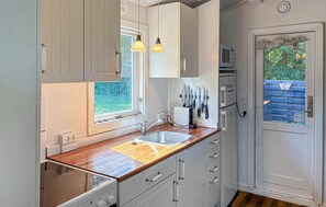 Wasserkocher mit Kaffee-/Teezubehör, Kühlschrank, Herdplatte