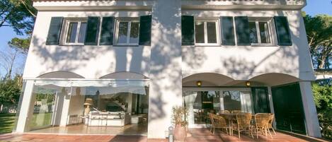 Familienvilla, eigener Pool, Gartenblick | Außenbereich