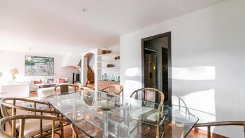 Family Villa, Private Pool, Garden View | Dining