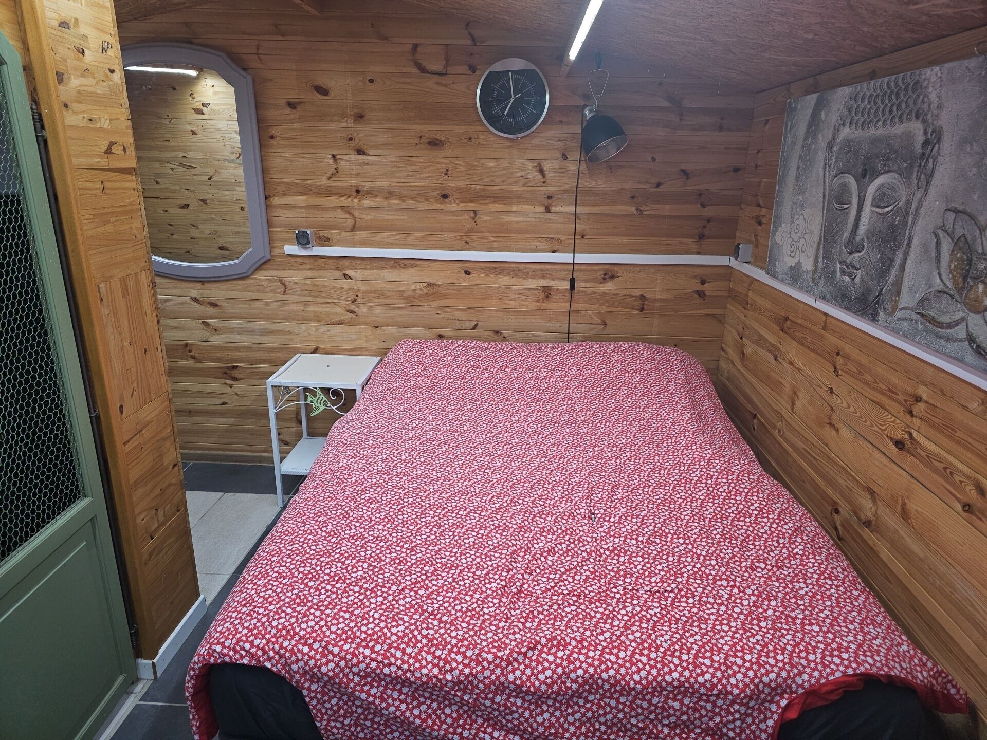 1 bedroom, bed sheets