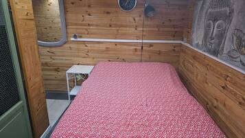 1 bedroom, bed sheets