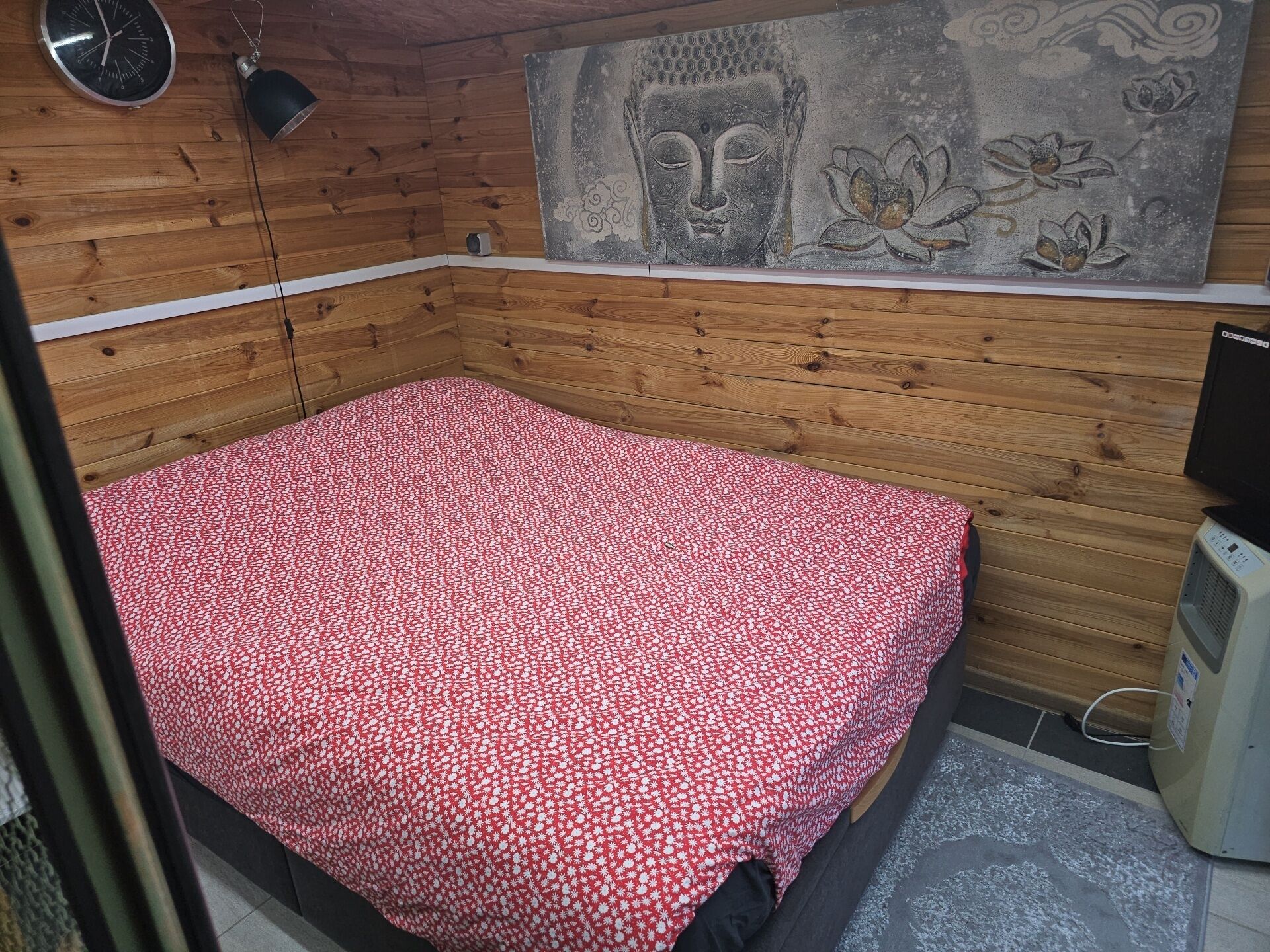 1 bedroom, bed sheets