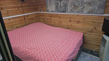 1 bedroom, bed sheets