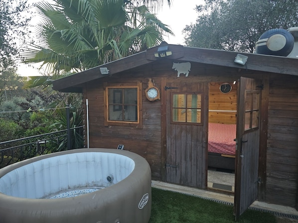 Outdoor spa tub