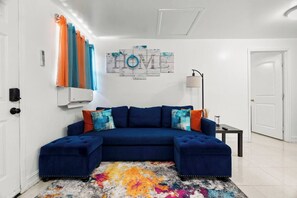 TV - Cozy Apt, King Bed + Huge TV, Near TPA & Stadium (Tampa)