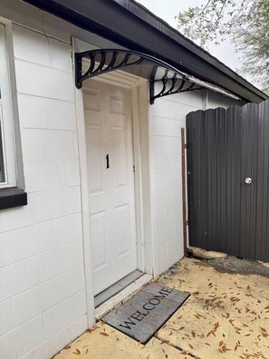 Exterior detail - Cozy Apt, King Bed + Huge TV, Near TPA & Stadium (Tampa)