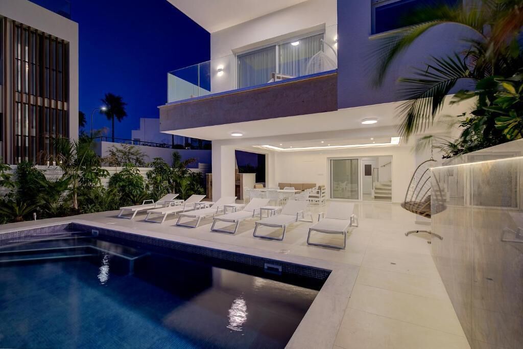 Deluxe House, Balcony, City View | Pool