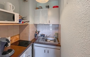 Wasserkocher mit Kaffee-/Teezubehör, Kühlschrank, Mikrowelle, Herdplatte