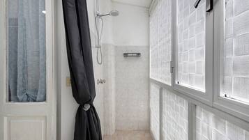 Shower, hair dryer, towels