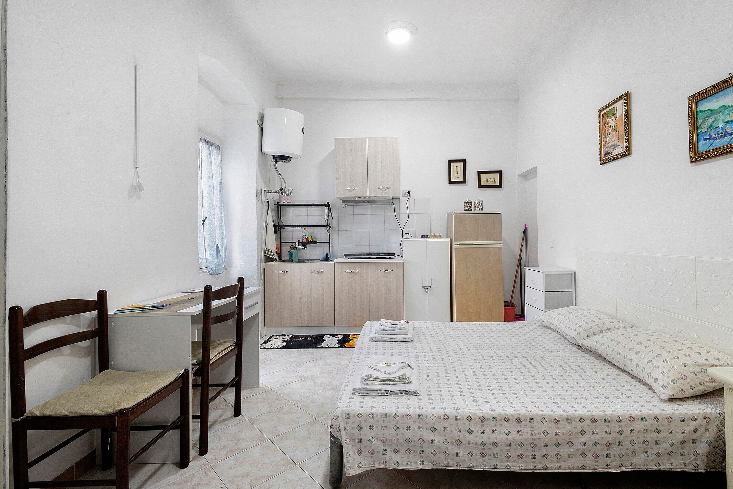 Iron/ironing board, WiFi, bed sheets
