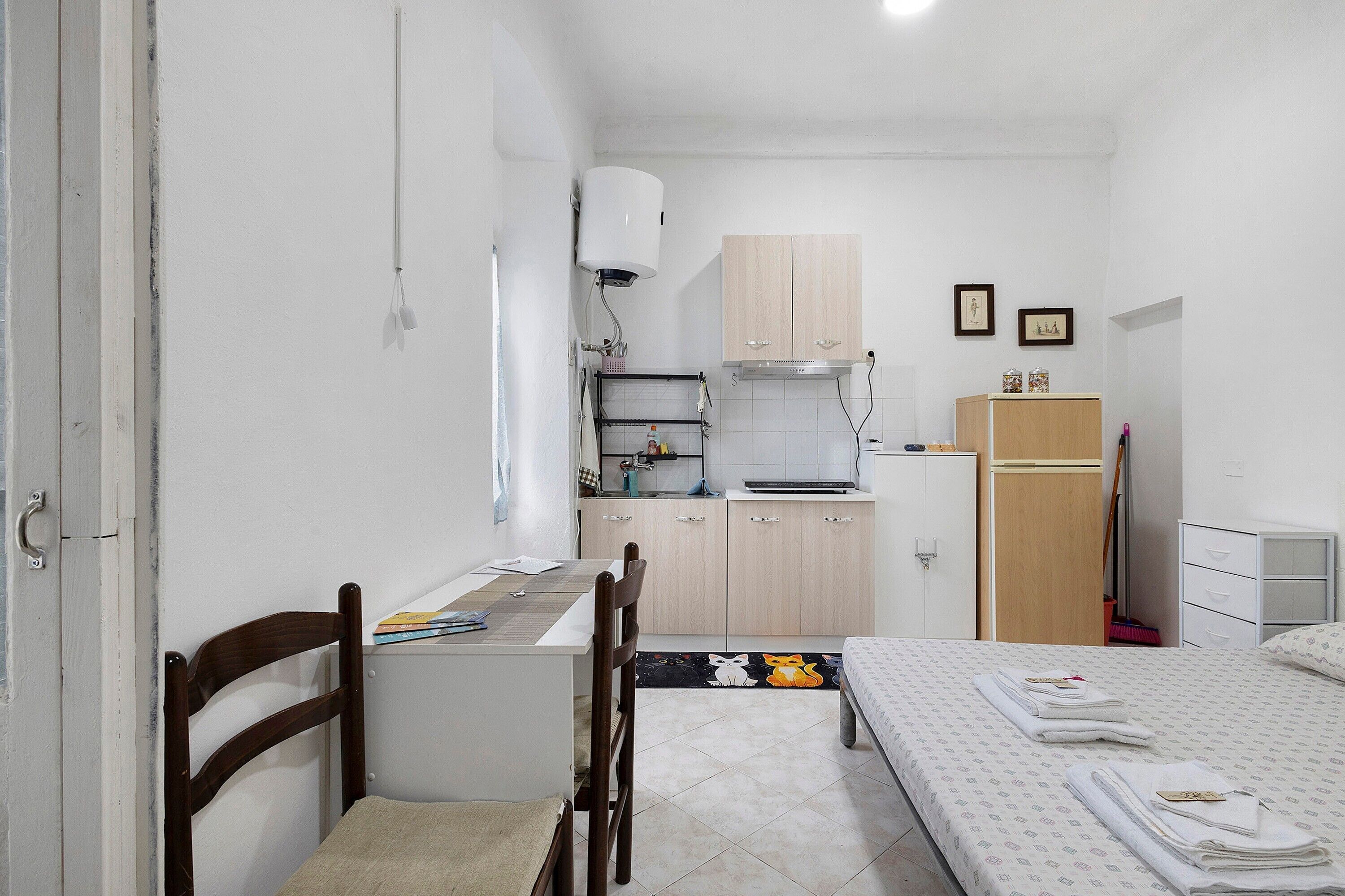 Iron/ironing board, WiFi, bed sheets