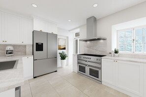 Een koffiezetapparaat/waterkoker, een koelkast, een magnetron, een oven