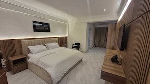 Habitación doble de lujo, balcón | Escritorio y espacio para trabajar con laptop 