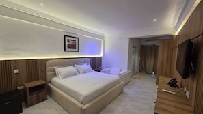 Habitación doble ejecutiva, balcón | Escritorio y espacio para trabajar con laptop 