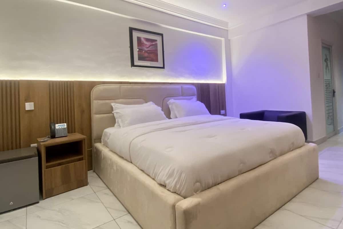 Habitación doble Royal, balcón | Escritorio y espacio para trabajar con laptop