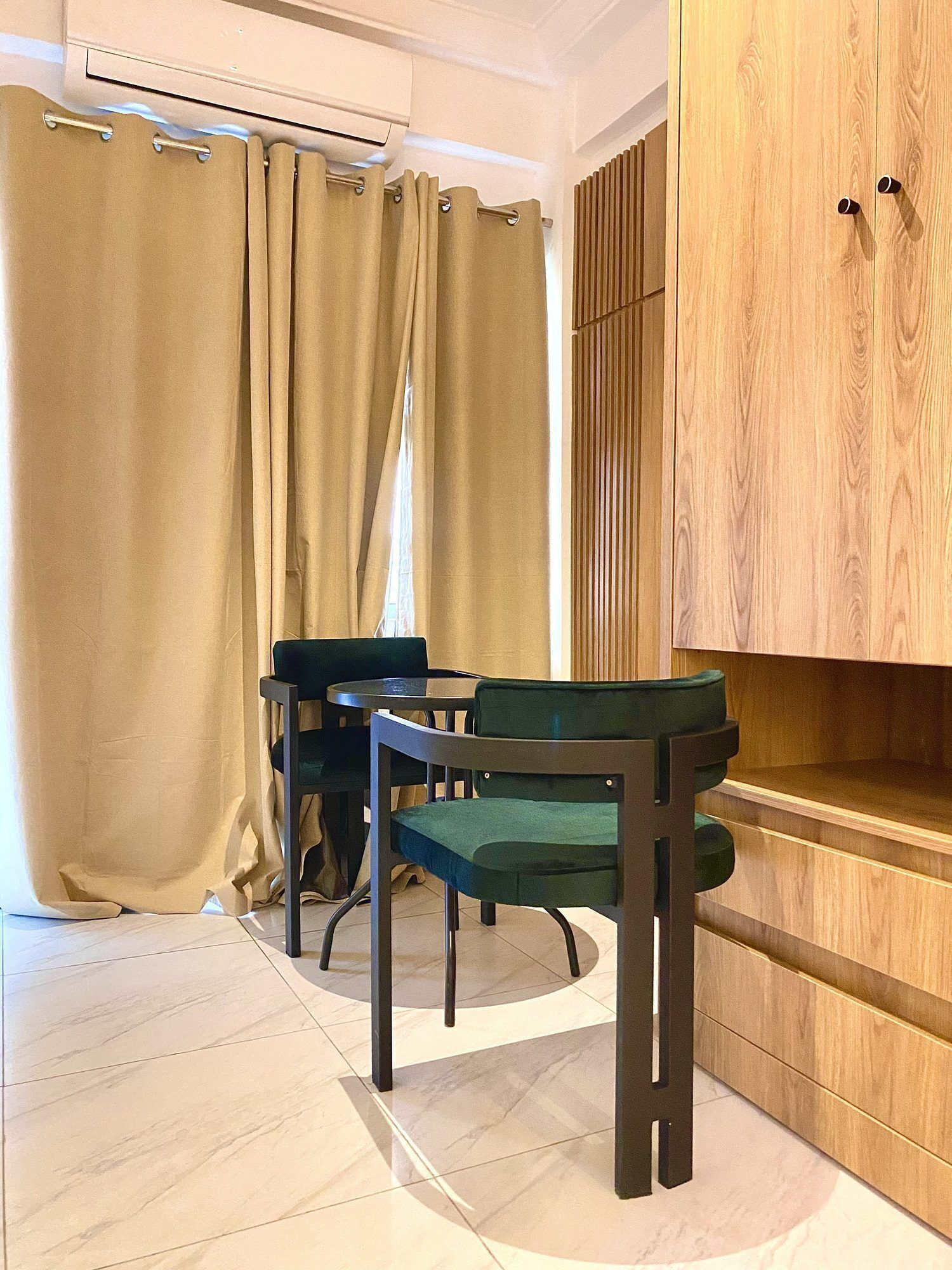 Desk, laptop workspace, iron/ironing board, free WiFi