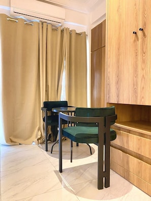 Habitación doble Royal, balcón | Escritorio y espacio para trabajar con laptop