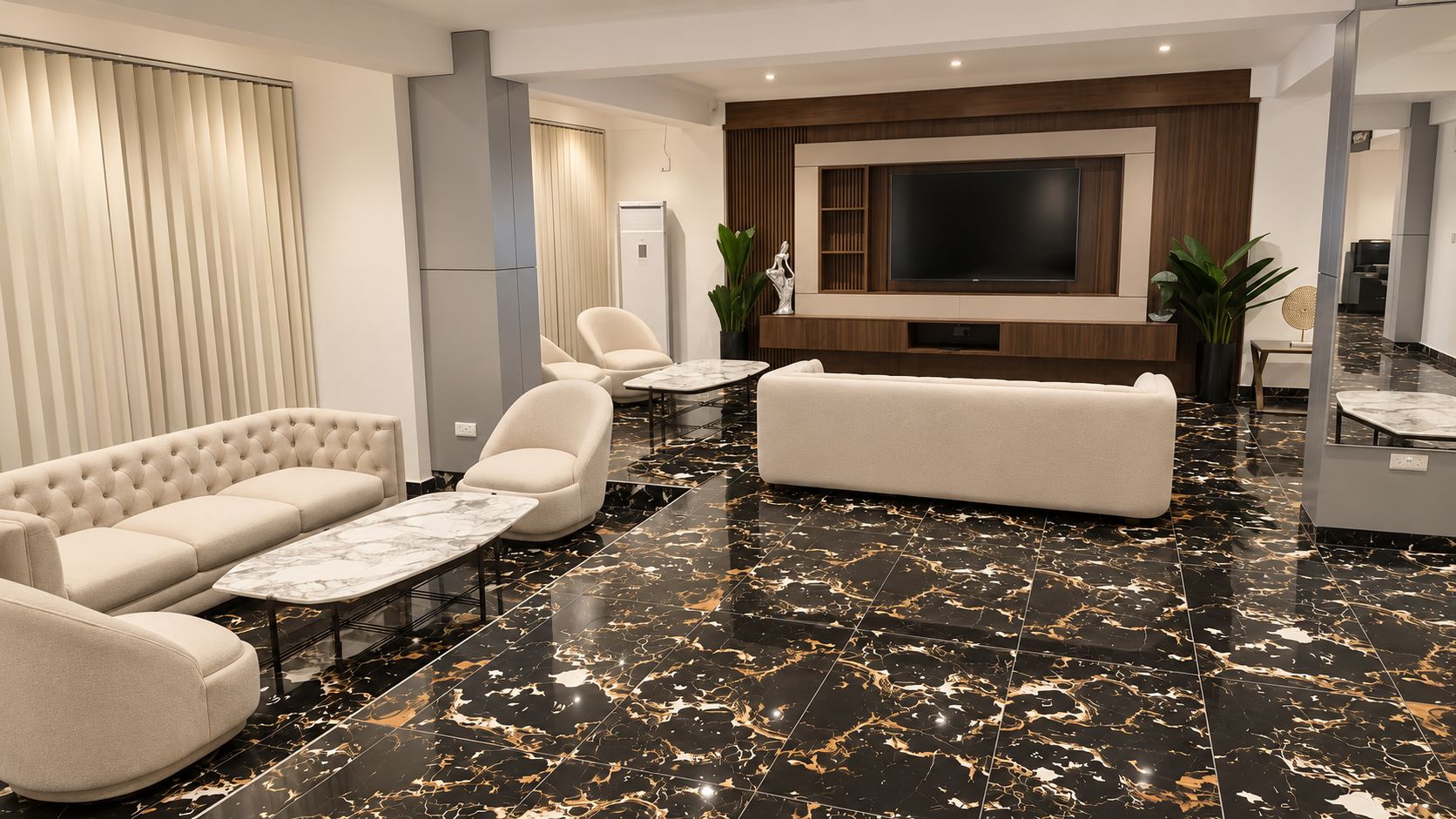 Un salon moderne avec un grand téléviseur à écran plat, un canapé, des fauteuils et une table basse.