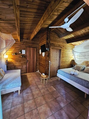 Iron/ironing board, travel crib, free WiFi, bed sheets - Vrbo Property (Sainte-Anne)