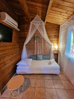 Iron/ironing board, travel crib, free WiFi, bed sheets - Vrbo Property (Sainte-Anne)