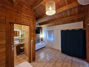 Shower, hair dryer, towels, soap - Vrbo Property (Sainte-Anne)