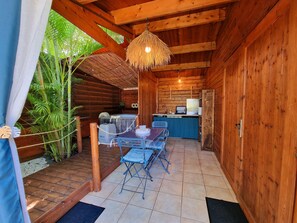 Outdoor dining - Vrbo Property (Sainte-Anne)