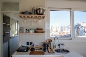 Coffee/tea maker, fridge, microwave, stovetop - Studio with a view of the Acropolis, close to the metro and tourist attractions (Athina)
