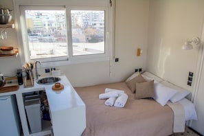 Desk, iron/ironing board, free WiFi, bed sheets - Studio with a view of the Acropolis, close to the metro and tourist attractions (Athina)